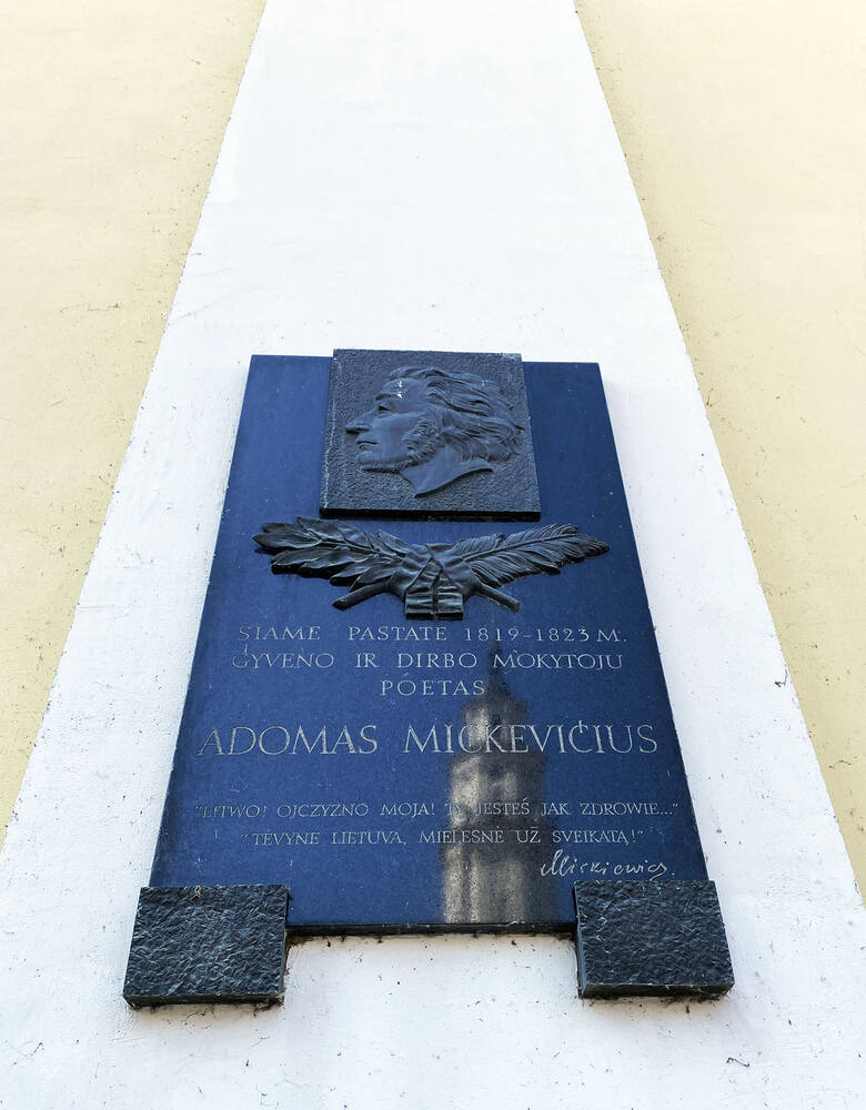 Tablica pamiątkowa poświęcona Adamowi Mickiewiczowi. Znajdziecie ją na fasadzie budynku, w którym niegdyś mieszkał polski poeta.