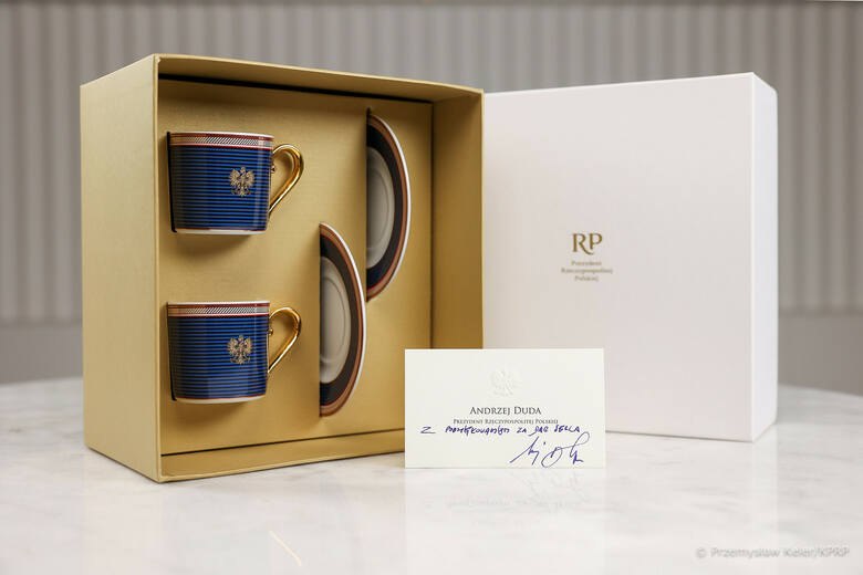 Prezydent Andrzej Duda na aukcję 32. Finału WOŚP przekazał reprezentacyjny zestaw filiżanek do espresso, do których został dołączony bilecik z osobistą