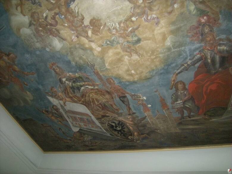 Wnętrze zdobią freski autorstwa malarzy ze szkoły Christiana Filipa Bentuma – Jana Antoniego Feldera i Ignacego Axera.