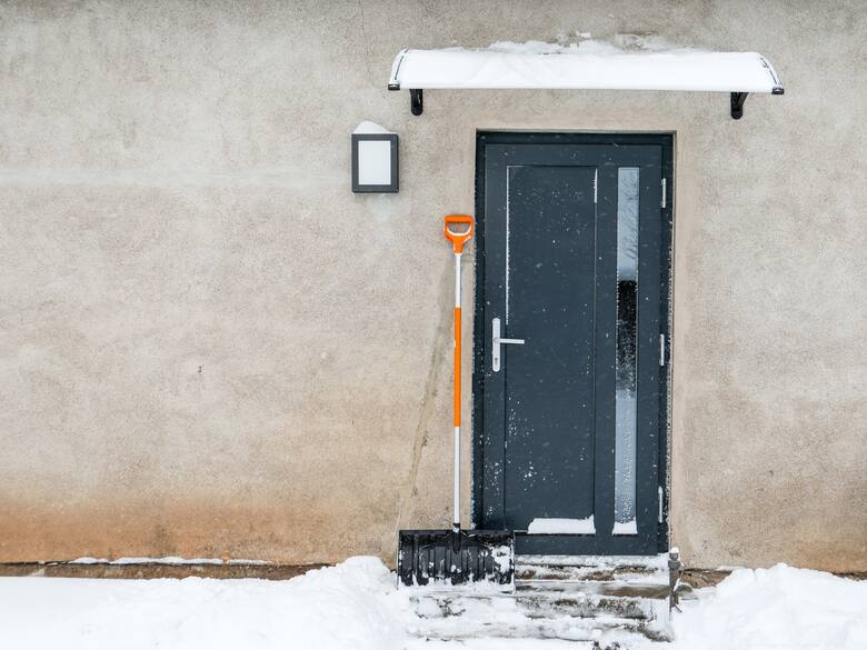 drzwi od domu zaśnieżone