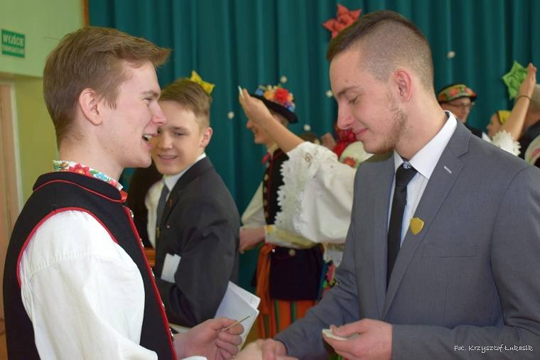 Ksiądz biskup Osial na szkolnej wigilii w ZSP nr 2 w Łowiczu (Zdjęcia)