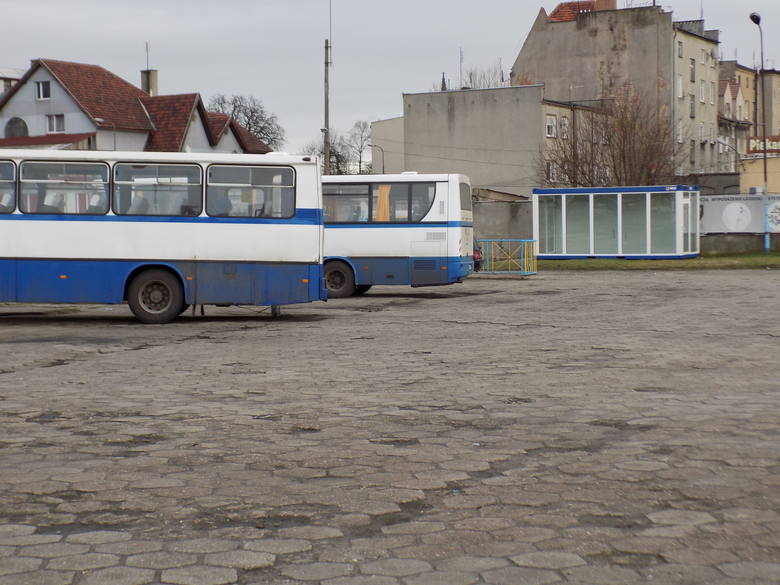 Plac po byłym dworcu PKS stoi pusty. Parkują na nim autobusy, a podróżni mogą czekać w przeszklonym boksie.
