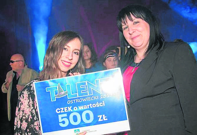 Grudzień. Anna Loranty, na zdjęciu z wiceprzewodniczącą Rady Miasta Joanną Pikus, została Talentem Ostrowieckim 2017.