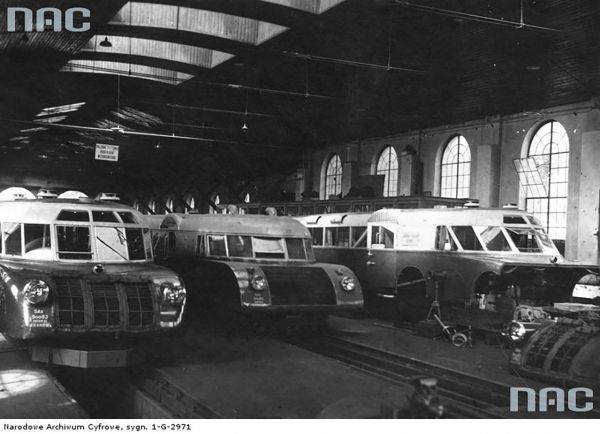 W 1933 r.  Austro-Daimler-Puch wypożyczył Polskim Kolejom Państwowym do testów wagon spalinowy zwany właśnie Luxtorpedą, a na bazie dokumentacji technicznej, nieco zmodyfikowanej przez inżyniera <strong>Klemensa Stefana Sieleckiego</strong>, wyprodukowano pięć polskich egzemplarzy. <br /> [b]CZYTAJ DALEJ...