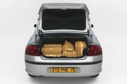 Fot. Peugeot: Bagażnik Peugeota o pojemności 450 l jest nieco mniejszy niż Citroena.