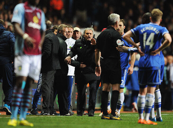 Trener Chelsea Londyn Jose Mourinho „dyskutujący” z sędzią Chrisem Foyem podczas meczu z Aston Villą
