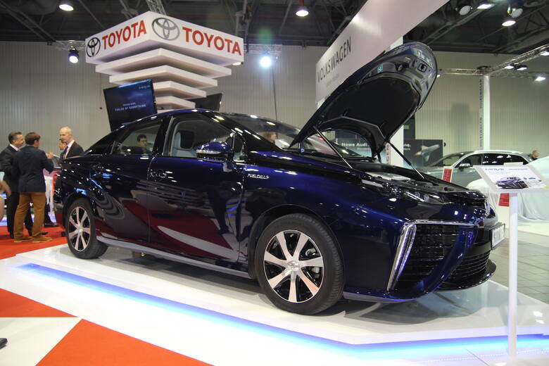 Toyota MiraiMirai wykorzystuje do napędu wodór, którego utlenianie w ogniwach paliwowych daje energię elektryczną i wodę. Auto w europejskiej specyfikacji
