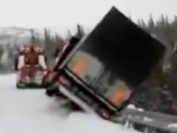 Zobacz jak wielka ciężarówka spada w przepaść. FILM