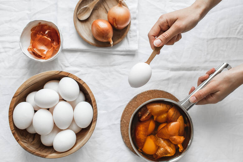 Wyjątkowe jajka na Wielkanoc przygotujesz w łupinach cebuli.