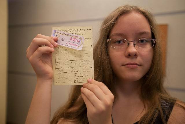 13-letnia Karolina Brzezińska dostała mandat, choć miała przy sobie skasowany bilet. Zapomniała jednak zabrać legitymacji szkolnej uprawniającej ją do ulgi.