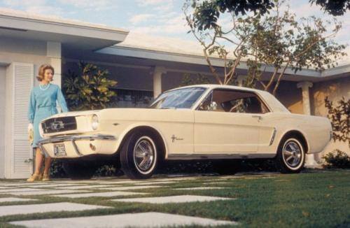 Fot. Ford: Młodzieżowy w założeniu Ford Mustang zwabił do salonów w pierwszym rzędzie pięćdziesięciolatków spragnionych eliksiru młodości.