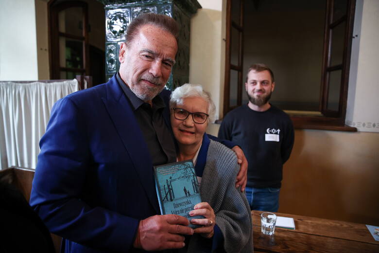 Arnold Schwarzenegger oraz ocalona z Auschwitz była więźniarka Lidia Maksymowicz