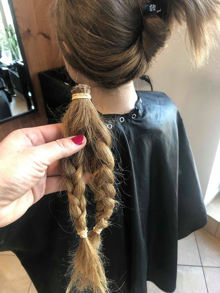 Nawet kilka osób w tygodniu pojawia się w salonach, które współpracują z Fundacją Rak’n’Roll i bezpłatnie oddają swoje włosy na peruki dla chorych po chemioterapii.