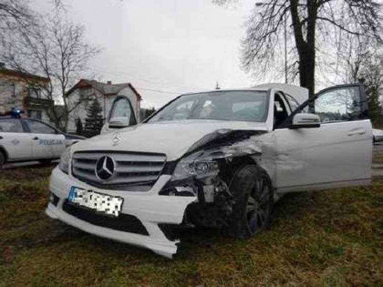 Rozbity Mercedes klasy C nieodpowiedzialnego kierowcy z Warszawy