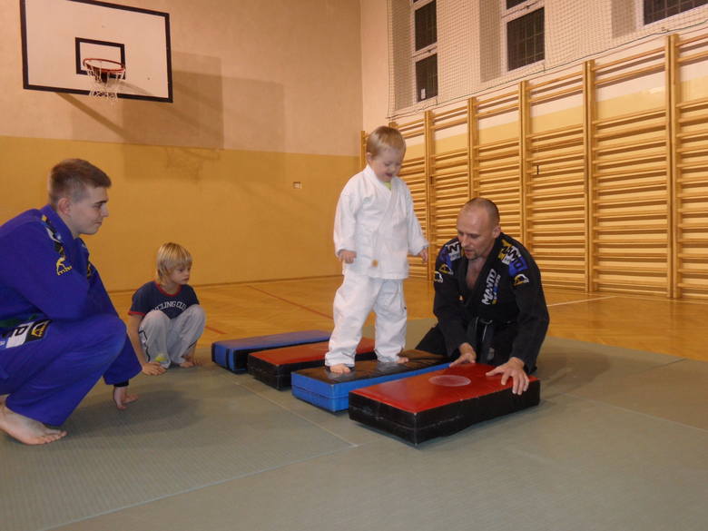 Pan Sławomir uczy jujitsu dzieci z zespołem Downa 