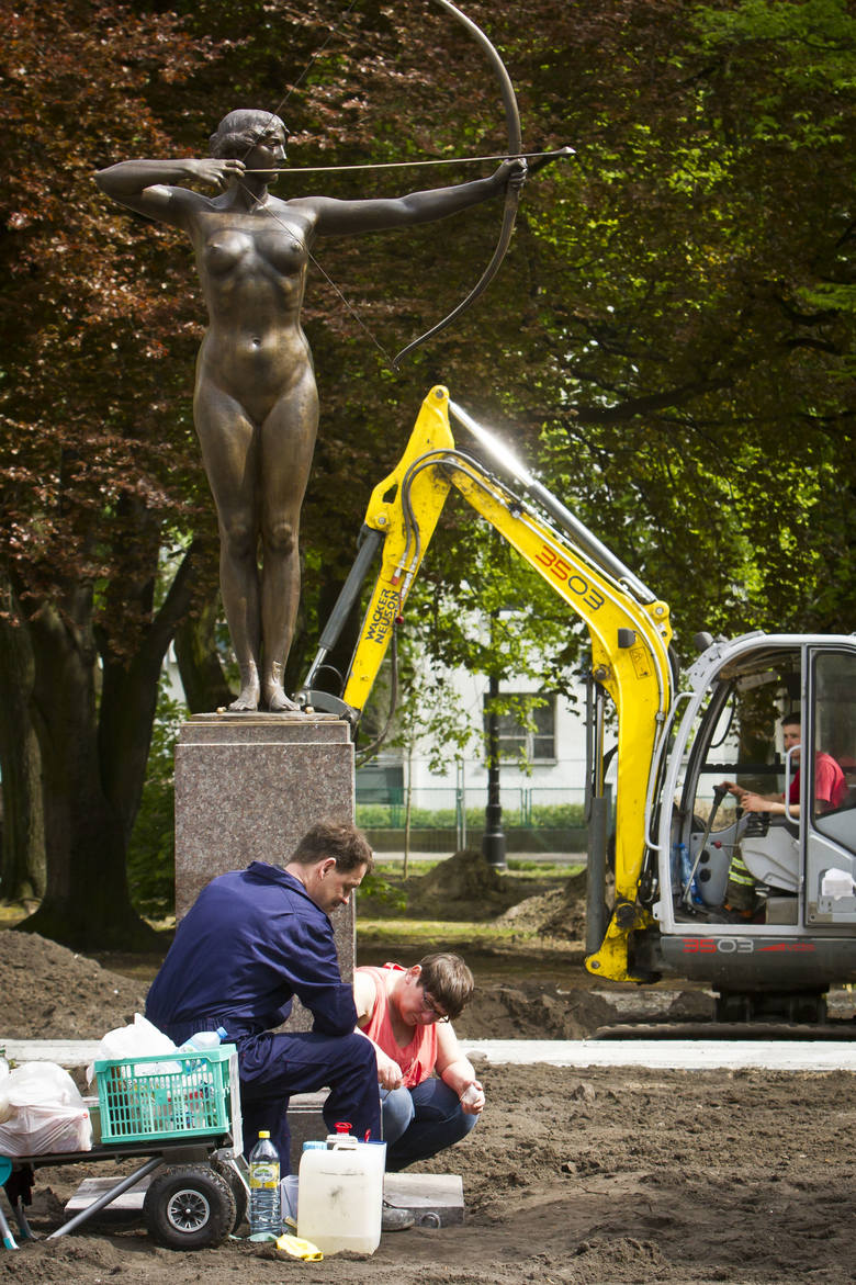 W maju 2015 trwały prace przy posągu Łuczniczki.