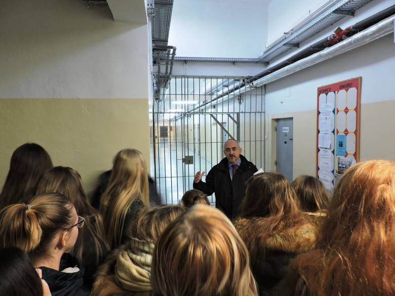 Studenci i uczniowie podstawówki zapoznali się z pracą w Zakładzie Karnym w Łowiczu [ZDJĘCIA]