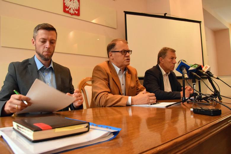Dzisiaj burmistrz Tadeusz Goc zwołał także konferencję prasową. Zapowiedział wyciągnięcie surowych konsekwencji.