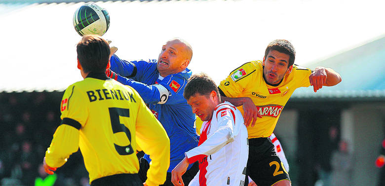 W powietrznym pojedynku z bramkarzem Widzewa walczy Grzegorz Bonin.