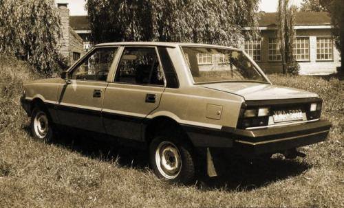 Fot. archiwum FSO: Prototyp samochodu Polonez sedan (1982 r.) z 4-drzwiowym, 5-osobowym nadwoziem z wydzielonym bagażnikiem. Pojazd napędzał silnik o