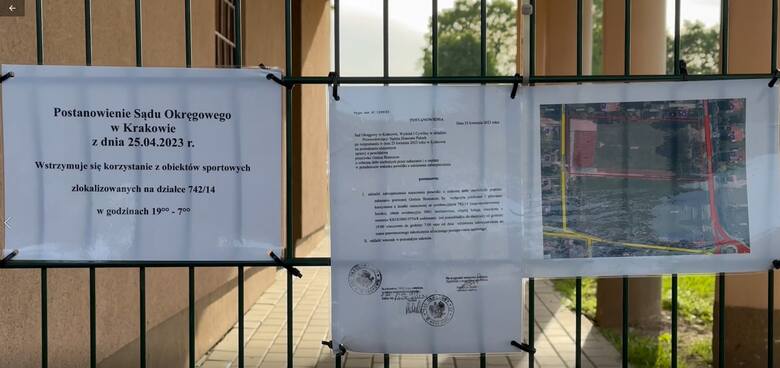Sądowy nakaz o zamknięciu boiska od godz. 19 do 7 jest wywieszony przy wejściu od budynku klubowego LKS Jawiszowice, ale także przy wejściu na boisko