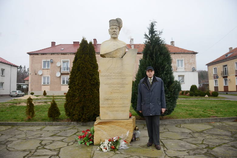 Jan Paździora pod pomnikiem poświęconym górnikom w Iwinach.