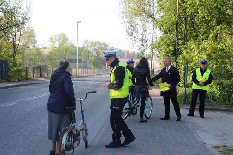 Policjanci z burmistrzem Łowicza znów rozdawali kamizelki odblaskowe [ZDJĘCIA]
