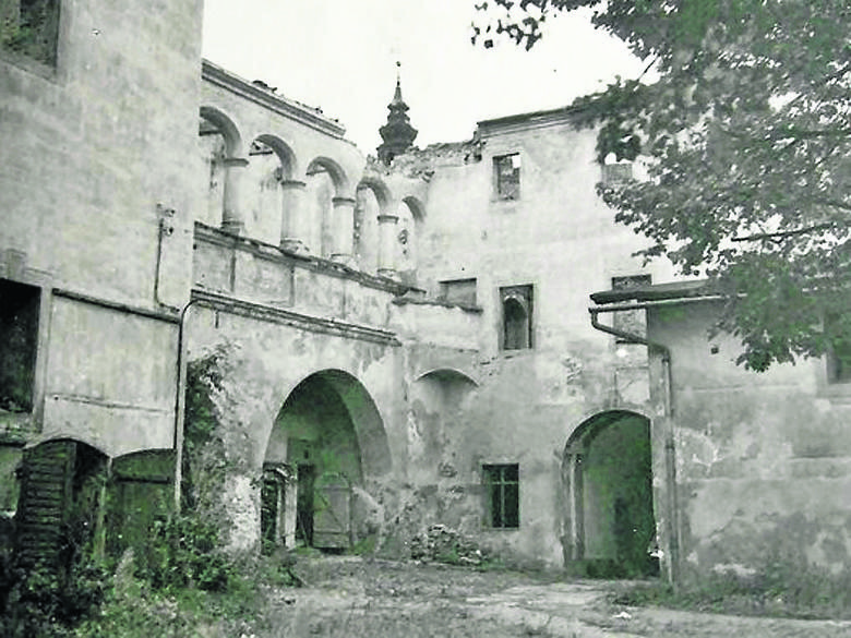 Fragment dziedzińca krośnieńskiego Zamku Piastowskiego uchywcony na zdjęciu  w 1947 roku