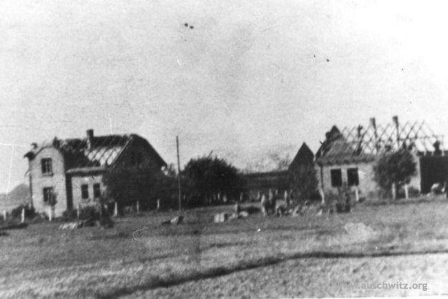 Zdjęcie z Brzezinki z 1941 roku, z której w związku z rozbudową obozu Auschwitz Niemcy wysiedlili ludność i wyburzyli domy, przeznaczając materiał na