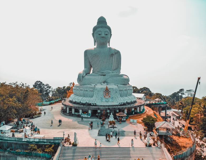 Tzw. Duży Budda w Phuket. Tajlandia jest krajem buddyjskim i nawet centra turystyczne są pełne pomników na cześć założyciela tej religii.