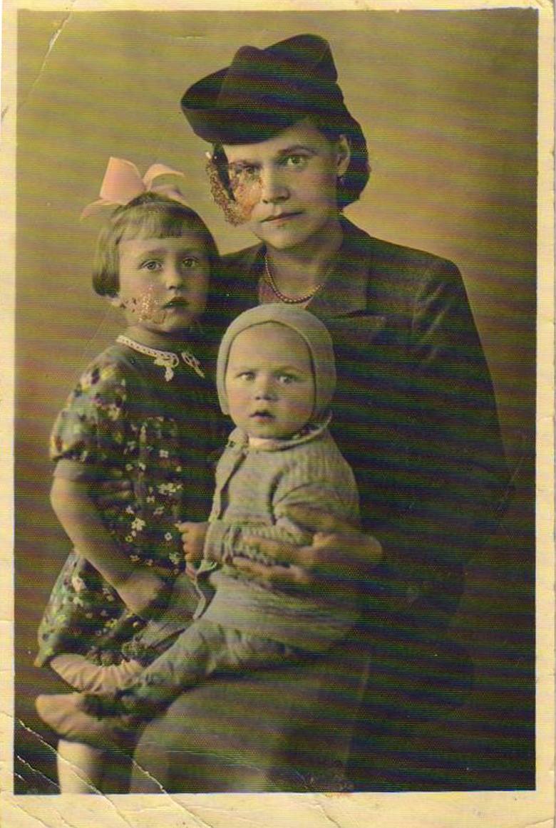 Matka naszego Czytelnika Józefa Gonsierowska z dziećmi Ewą i Jerzym. Zdjęcie atelierowe wykonane w Foto Krannhals Bromberg Adolf Hitler Str. 34, ok. 1944 roku