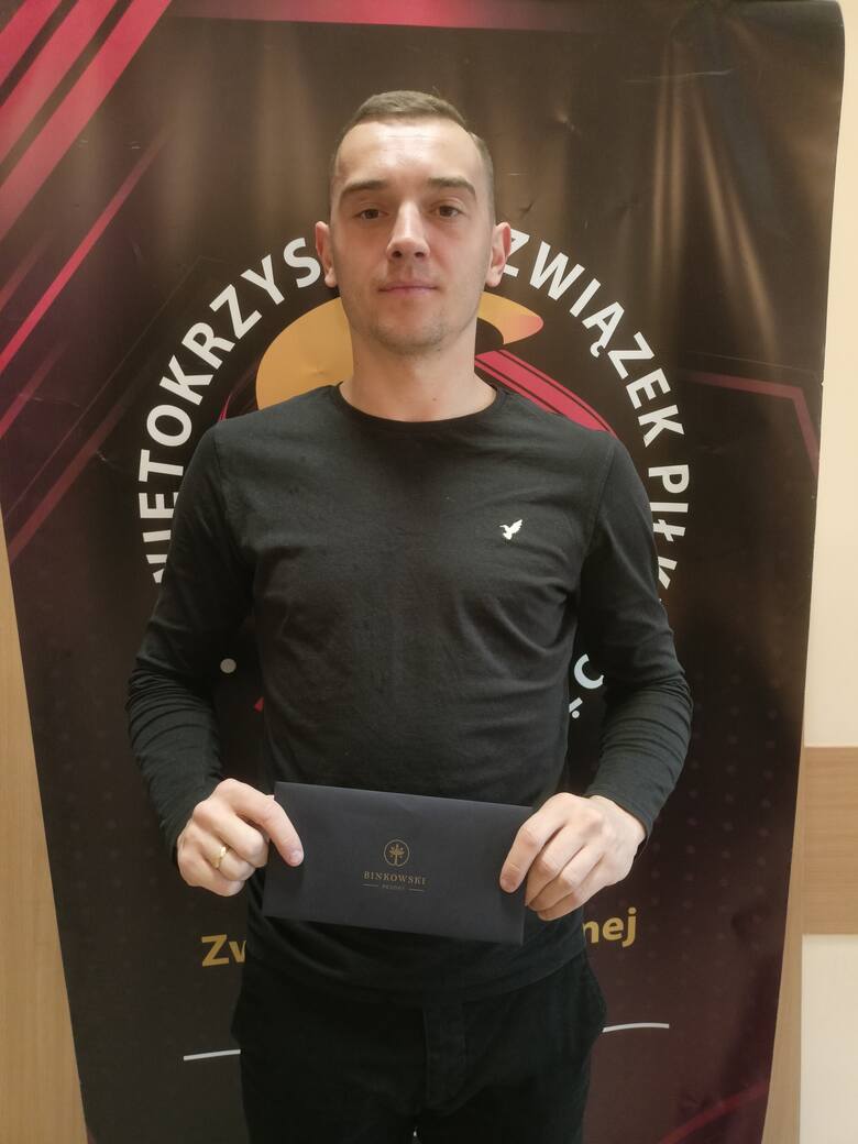 Michał Smolarczyk z Neptuna Końskie został piłkarzem 21. kolejki RS Active 4. Ligi. Kto znalazł się w najlepszej jedenastce? Sprawdź