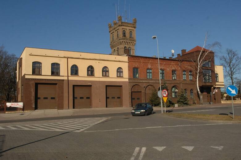 Obecna jednostka państwowej i ochotniczej straży pożarnej znajduje się w budynku, który przed wojną był zajezdnią tramwajową. Częściowo jest on wpisany