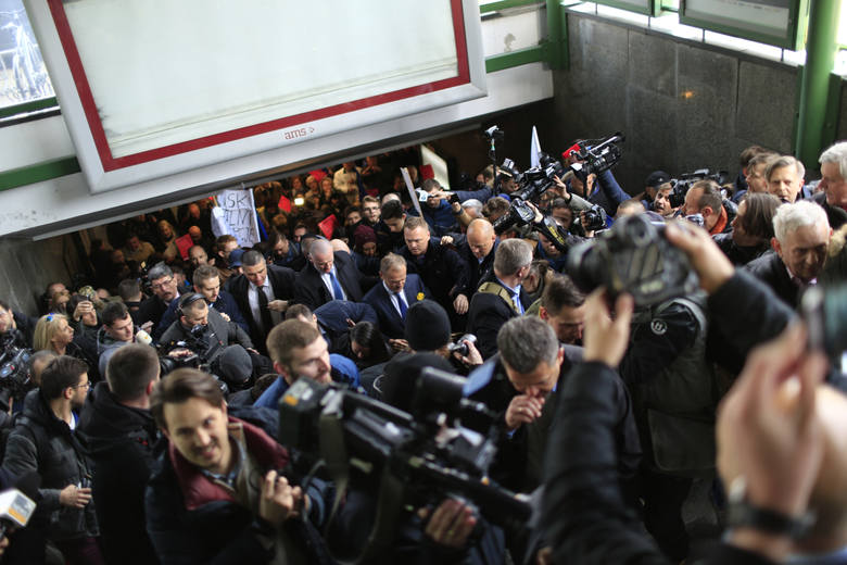 - Przyjazd Donalda Tuska pociągiem Pendolino był podyktowany wygodą, nie był zaś początkiem kampanii - zapewniają politycy PO.