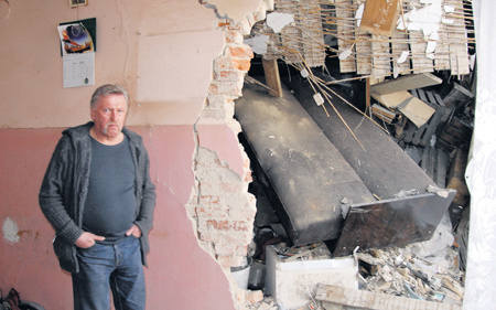 Jerzy Turlakiewicz w swym zniszczonym domu.