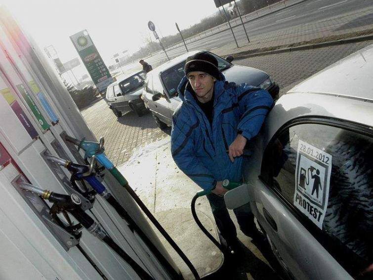 Walczą o niższe ceny paliw, grożą blokadą dróg na Euro 2012