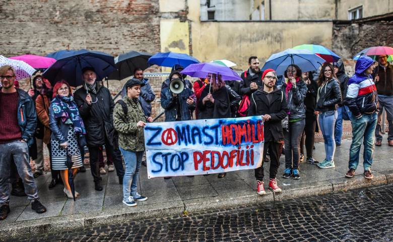 Protestujący stali w strugach deszczu, <strong>trzymali transparent z napisem</strong>: „Zamiast homilii, stop pedofilii!”, a przez megafon krzyczeli: „Księża nie są ponad prawem, czas już przesłuchać Tyrawę”. <br /> <br /> - Chcemy wspólnie zaapelować, by biskup Jan Tyrawa odpowiedział za przenoszenie z...