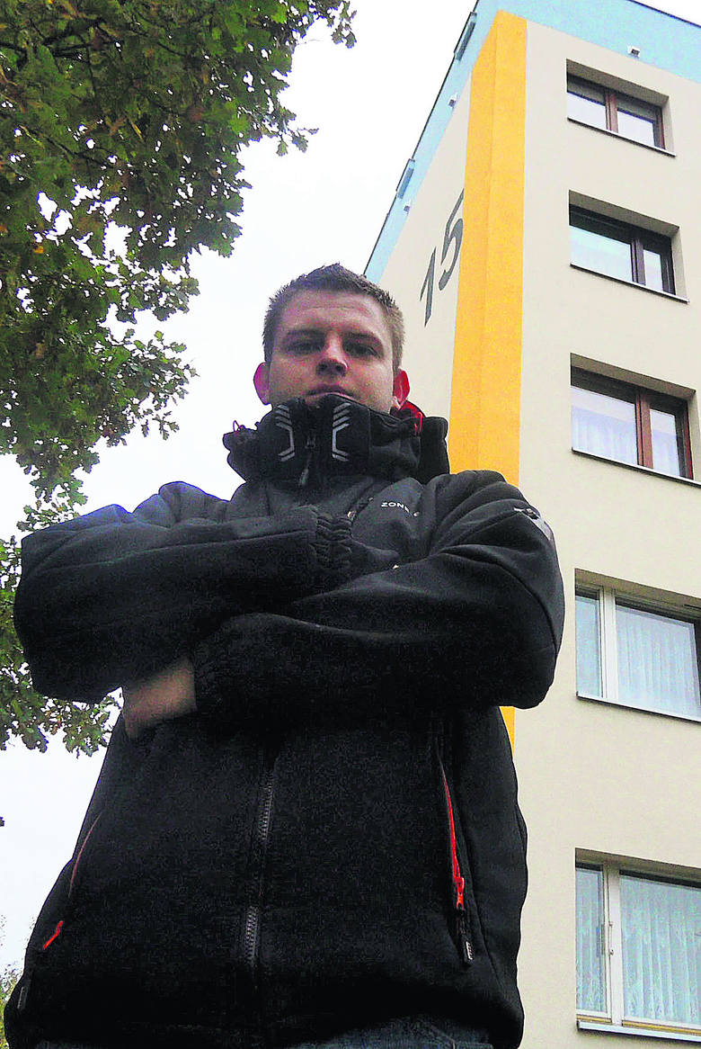 23-letni Kamil Stolarzak przed blokiem, na dachu którego rozegrał się dramat
