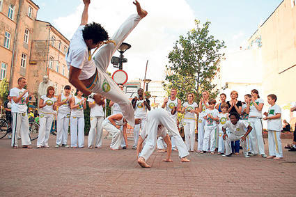 Capoeira słynie z efektownych akrobacji. Służą one przede wszystkim unikaniu ciosów przeciwnika.