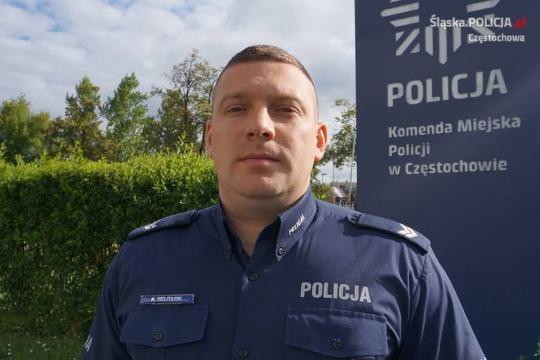 Starszy sierżant Kamil Wojtasik, dzielnicowy z Poczesnej, jadąc swoim samochodem po służbie do domu w ostatniej minucie ratuje życie człowieka.