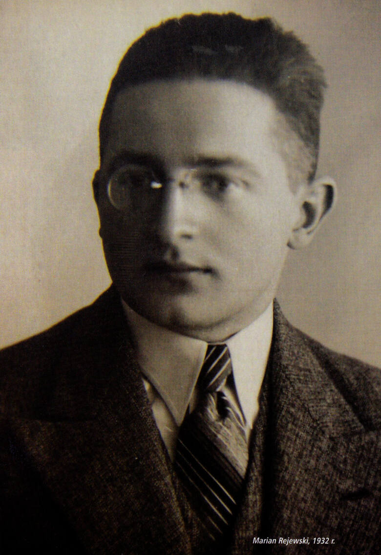 Marian Rejewski,[b] urodzony w Bydgoszczy 16 sierpnia 1905 r. genialny matematyk i kryptolog.