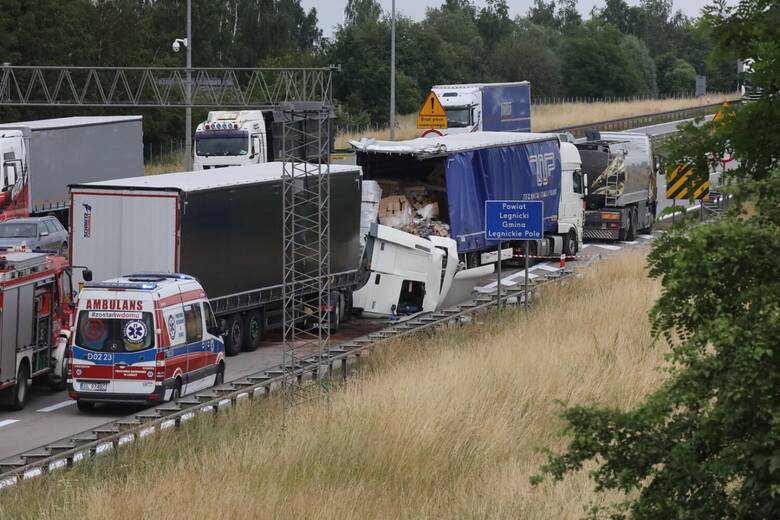 Wypadek dwóch ciężarówek na autostradzie A4 23.06.2021