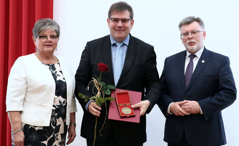Medal Zasłużony dla Powiatu Grudziądzu otrzymał Grzegorz Jarzyński