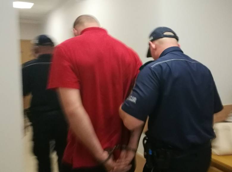 Na trzy miesiące aresztowany został także Mikołaj N. Mężczyzna jest podejrzany o rzucanie w policjantów elementami ogrodzenia, w wyniku czego jeden z funkcjonariuszy został ranny.