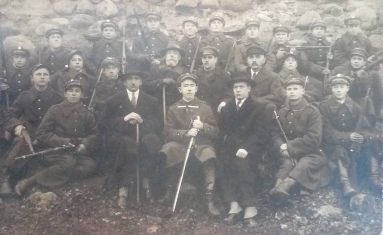 Wacław Jurkojć (w kapeluszu, z prawej) został zaproszony do jednostki w Wilnie