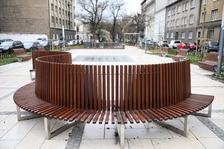 Mieszkańcy komentowali, że "to prawdopodobnie najdroższa ławka w Polsce"