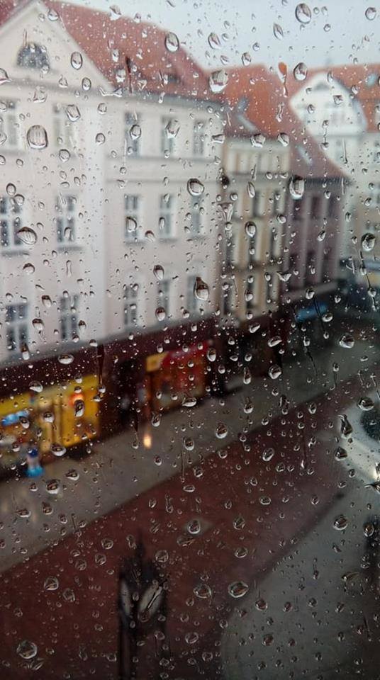 Wczoraj i dziś (13.07) przez Toruń przeszła ulewa. Deszcz był na tyle obfity, że pod wodą znalazły się wnętrza Centrum Bumar u zbiegu Lelewela i Grudziądzkiej. Zobaczcie też co działo się na ulicy Fałata, przy Wałach gen. Sikorskiego, Świętopełka... ! 