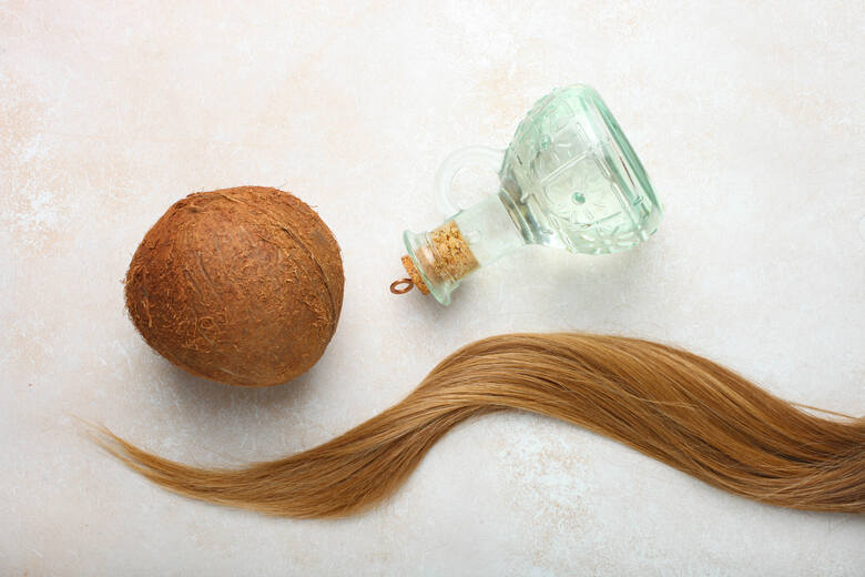 Zastosowanie oleju kokosowego na włosy od lat jest popularnym zabiegiem, który daje rewelacyjne efekty. Możesz go zrobić w domu, a twoje pasma będą idealnie