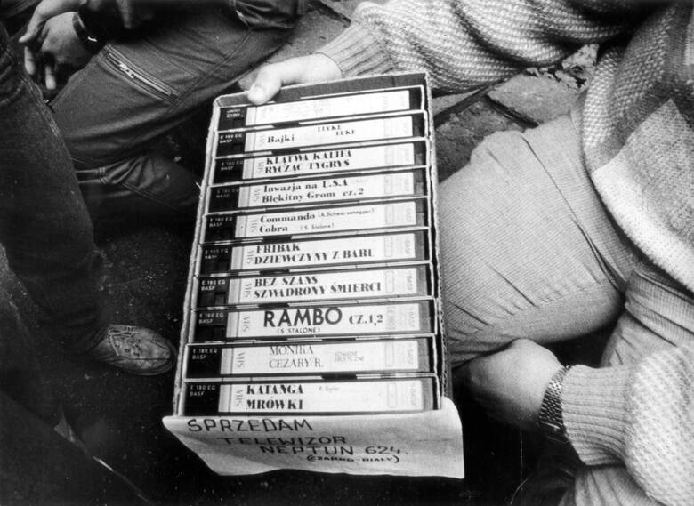 Wrocław 1987. Handel uliczny. W PRL-u na ulicznych straganach można było kupić wszystko, nawet filmy na kasetach wideo.