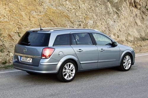 Fot. Opel - Astra napędzana benzynowym silnikiem 1,6 l o mocy 105 KM okazała się nieco wolniejsza od Focusa.